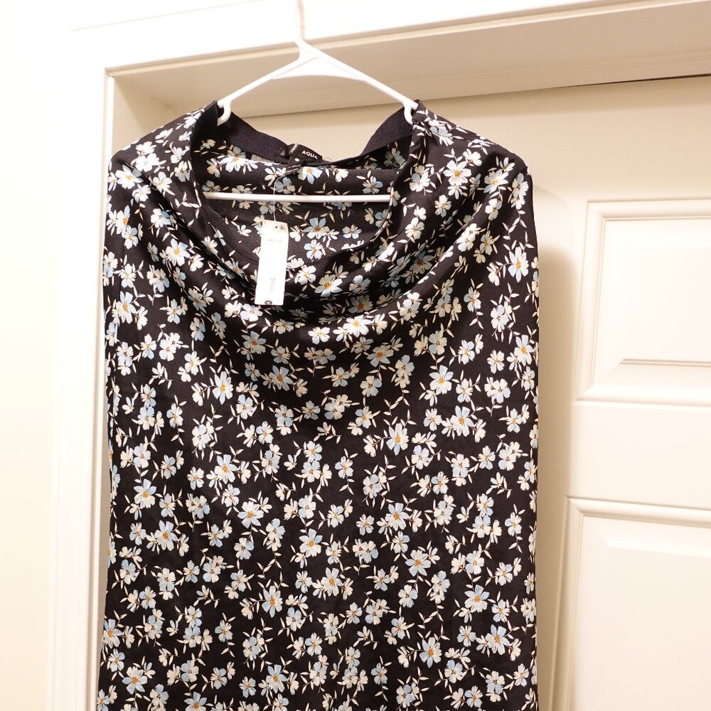 NWT Womans' skirt from Aqua. 100% polyester. Size M.